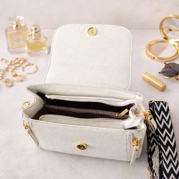 COD. BC0023 Bolso Blanco con correa diseño Chevron