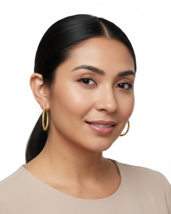 JA0003_modelo COD. JA0004 Aretes Aro Texturizado Gold Elegance – Acero Inoxidable