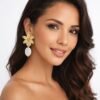 JA0004_modelo COD. JA0004 Aretes Flor Dorada Perla Blanca – Acero Inoxidable