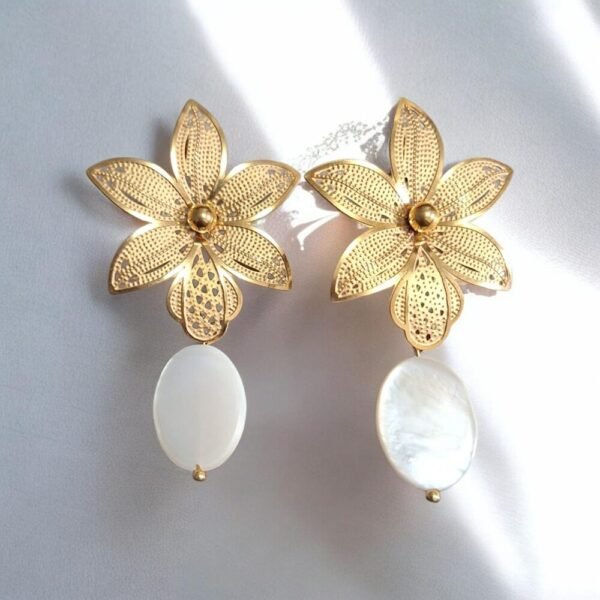 JA0004_solo1 COD. JA0004 Aretes Flor Dorada Perla Blanca – Acero Inoxidable