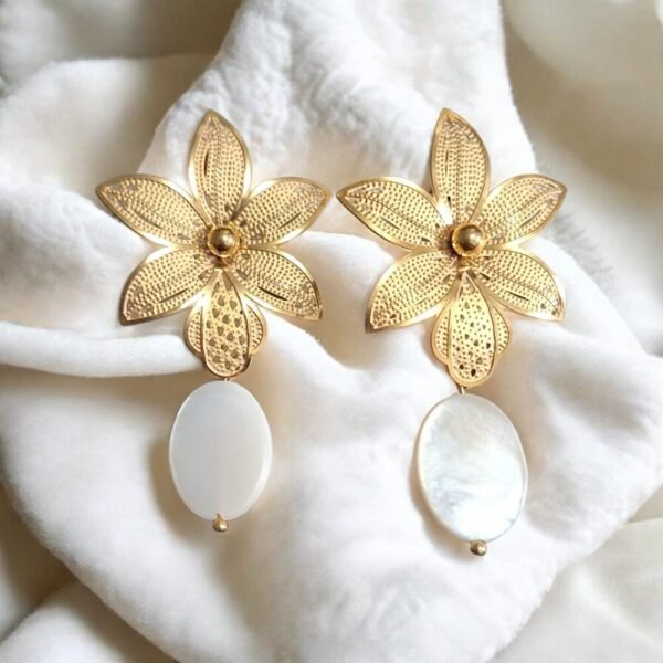 JA0004_solo2 COD. JA0004 Aretes Flor Dorada Perla Blanca – Acero Inoxidable