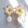 JA0004_solomedidas COD. JA0004 Aretes Flor Dorada Perla Blanca – Acero Inoxidable