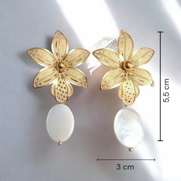 JA0004_solomedidas COD. JA0004 Aretes Flor Dorada Perla Blanca – Acero Inoxidable